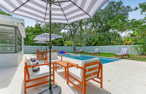 Charming 4BR Oasis with Saltwater Pool and Parking - Foto 30