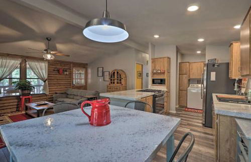 Updated Strawberry Family Cabin with 2 Private Decks - Foto 8