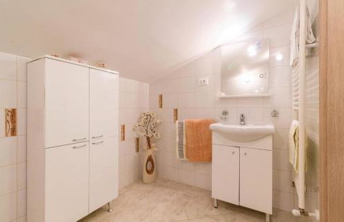 3 Bedroom Beautiful Home In Frkeci - Photo 25