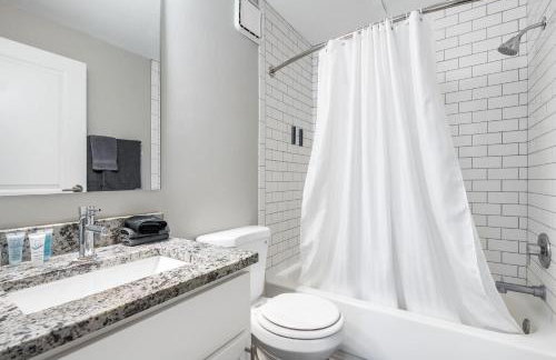 Modern Mass Ave 1BR Apartment with Kitchen - Foto 41