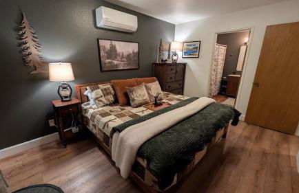 Sierra Cabin w NEW Hot Tub Walk to Town - Photo 25