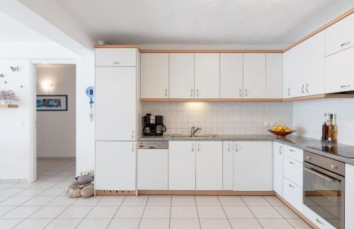 Beachfront Modern Apartment - Photo 7