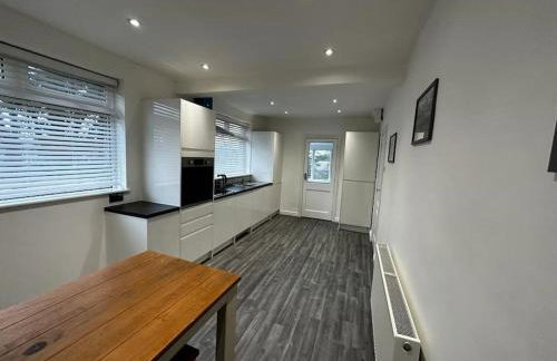 Large 3 bed property - Photo 12