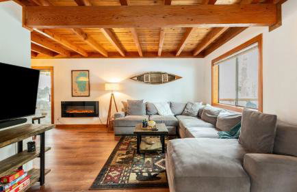Minutes to Skiing & Lake Hot Tub, Fire Pit, Deck Indigo Owl by Avantstay - Foto 6