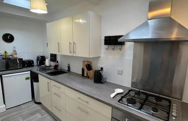 Amo Mews House - Central, Private Patio & Free Parking - Foto 9