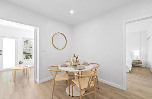 M Lake Worth Beach - Modern Villas Near West Palm Beach, Chic Retro Vibes, King Bed, Cozy Backyard, BBQ, Workspace, High-Speed Internet, Free Parking, 5 Minutes to Downtown & Beach - Foto 57