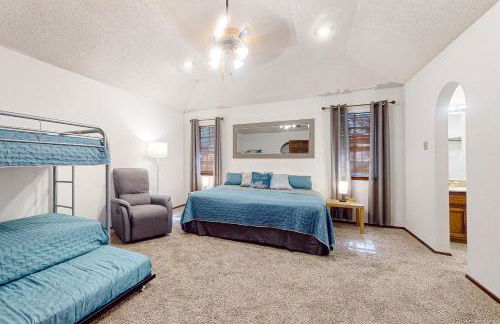 Walk to Park! Family-Friendly Laredo Home with Yard - Foto 14