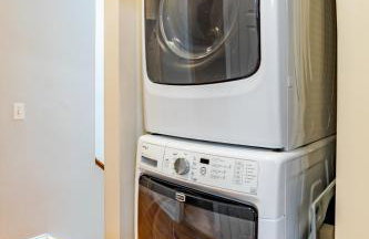 Windy City Getaway - 3BR 2BA Chicago Townhouse home - Photo 56