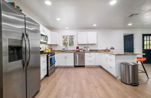 Gorgeous 4-bed home with Golf, Pool, & Hot Tub! - Photo 37