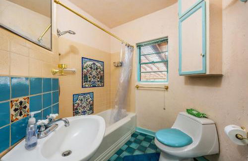 Cozy 2BR Home Near UNR with Large Deck & Parking - Foto 27