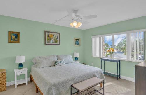 Dreamy Condo 2 minute walk to Beach w King Size Bd - Foto 1