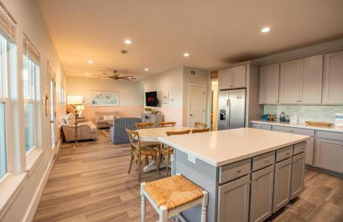 Noisywaves - Beachfront Paradise with Hot Tub, Yard, and Game Room - Foto 18