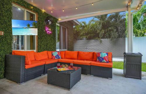 Escape GameRoom, BAR, BBQ, Spacious,KING Bed, All Luxury mattresses, Near Beach, 6 blocks away from Bars, Nite Clubs, Res, Shops - Photo 16