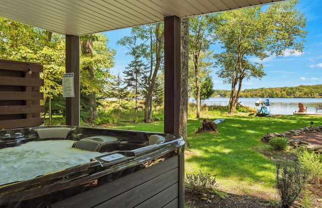 Lake Daze by Avantstay Lakefront w/ Modern Interior, Enclosed Porch & Hot Tub - Foto 3