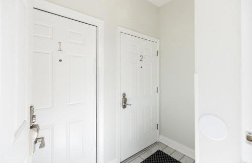 Uptown Bright & Modern Apt - Steps to Lake, Train, Amazing Food & Free Parking - Photo 12