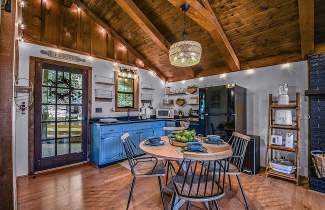 Cliff Haven 1 Bedroom Cabin by RedAwning - Photo 18