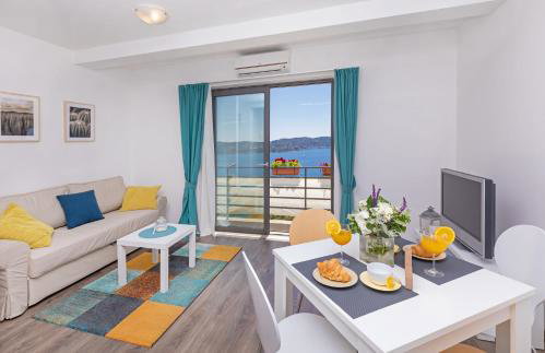 Apartmani D & J with Heated Pool & Stunning Sea View - Photo 23