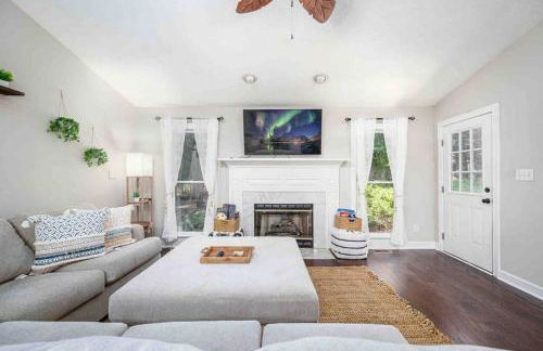 Cozy Boho Kildaire Farms Home- near Downtown - Foto 1