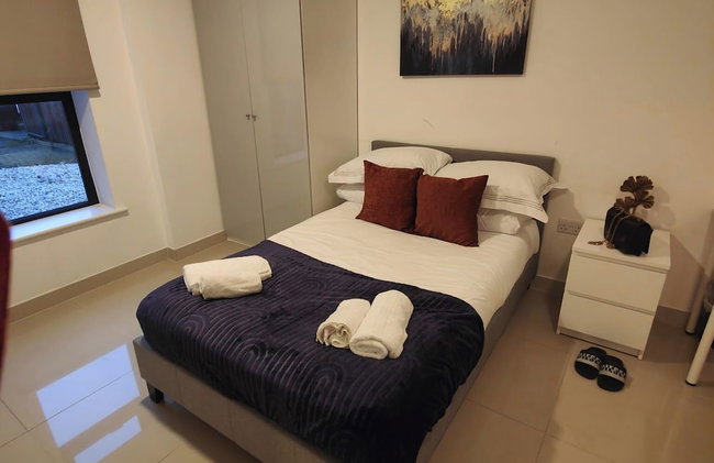 Luxurious 3 bed Ensuites & kitchenettes Nr LGI Hospital & Uni - Free 5G WIFI & Netflix Short Stays - Contractors Free Parking - Foto 8