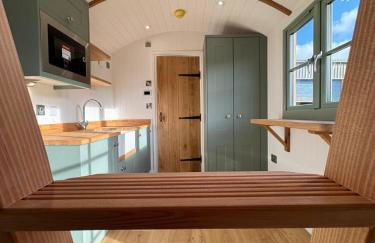 Luxury Shepherds Hut near Glamorgan Coast - Photo 35