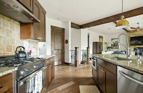 Lake Travis Luxe Villa - 4BR, Pickleball & BBQ - Foto 9