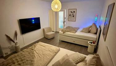 Little Royal - Photo 2