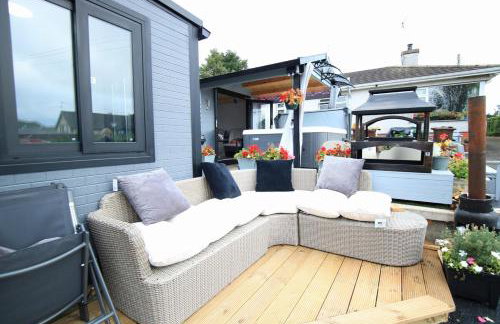 Sunset Retreat Cabin, Private Hot Tub with Mini Cinema Projector & Garden views - Foto 52