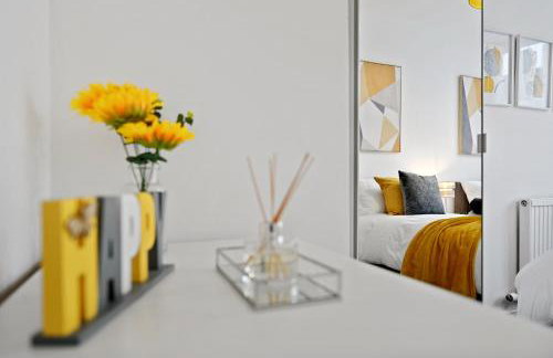 Chic 2-Bed Flat with Workspace, Balcony, Parking - Foto 17