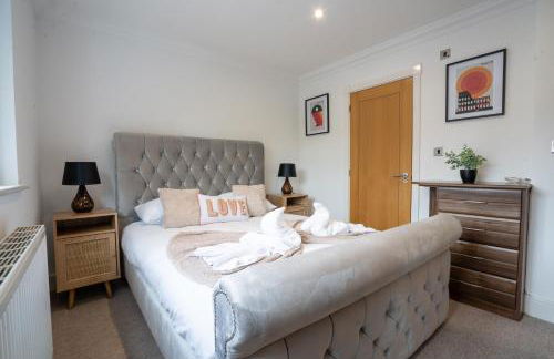 Emirates House, Luxe 5 Bed, with King sized Beds, next to Aiport & NEC, JLR 5 mins - Foto 1