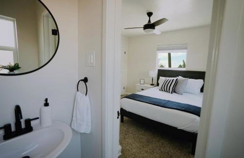 The White House, A Unique ABQ Stay in Central Location near Uptown - Foto 26