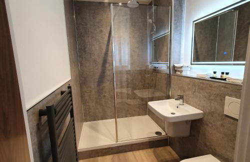 Central Penthouse with Hot Tub & Views 24 Cheltenham - Photo 8