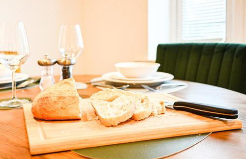 Spacious 2 Bedroom Balcony Flat with Parking and Fast WiFi - Foto 18