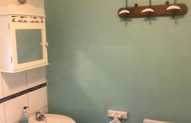 Cosy terrace cottage built into the mountain side. - Foto 14