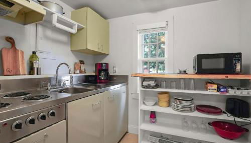 Sweet 1BDR Farm Cottage with Fire Pit and Creek View - Foto 4, stove, toaster