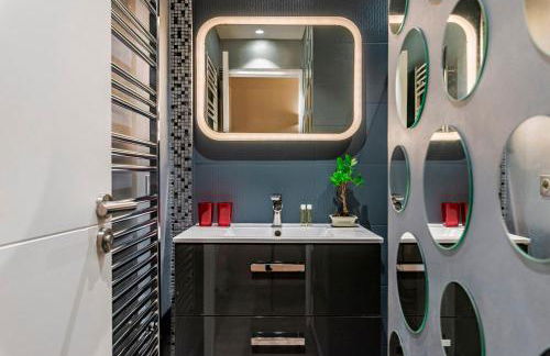 Luxury Family 2BR - Prime Location, Walk to Beach & Shopping, Sunny Balcony - By Totolulu Cannes Hoche - Foto 7