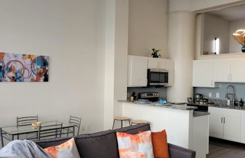 #3 Downtown Free Parking- Walk to Gainbridge, Lucas Oil, Conv Cntr - Foto 2