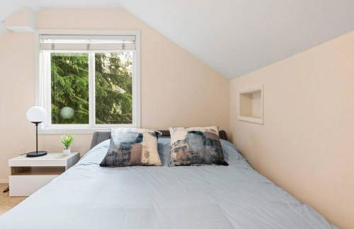 Private park in a cozy home next to I-90 huge yard - Foto 35