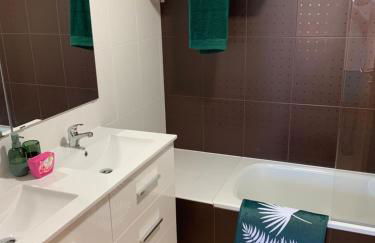 Luxury 2 bedroom 2 bathroom South facing second floor apartment - Foto 14