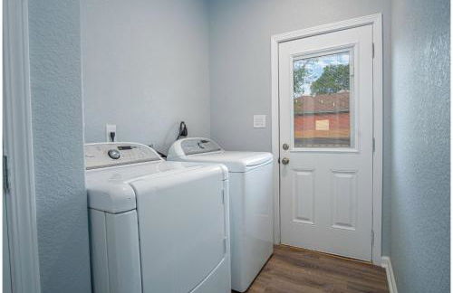 Downtown Dream Home Spacious 4br/2ba Sleeps 12! - Foto 40