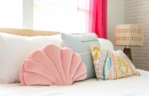 Downtown Retreat, 5BR Game Room & Pet Friendly - Photo 23