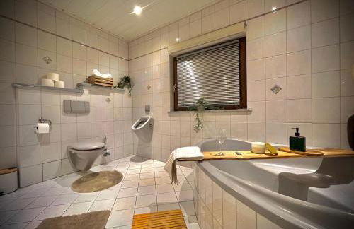 Stay by Home Deluxe Apartment WiFi-PS4-TV-Loft-Bath-Kitchen - Foto 40