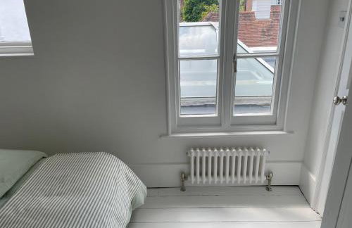 Double-Bed Bedroom, Living Room and Kitchenette, private Bathroom and Utility Room available at Willow House, Shepperton - Foto 7