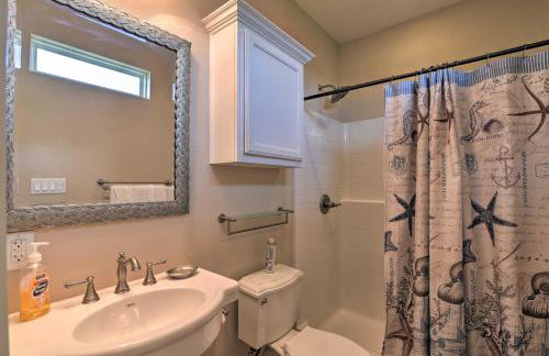 Ocean View and Grill Crystal Beach Bungalow! - Foto 16