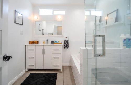 Enchanting Sherman Oaks Home With Pool permit #HSR two five zero zero 3222 - Foto 21