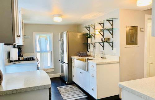 The Cottage! Chic Bungalow Near Old Town Square! - Foto 31