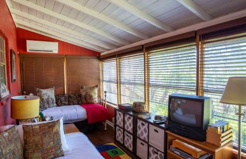 Cozy 2BR Cabin - King Bed Bunks Fire Pit & BBQ - Foto 10