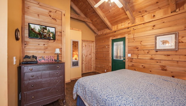 Sleepin' Inn 2 Bedroom Cabin by RedAwning - Foto 5, Habitación