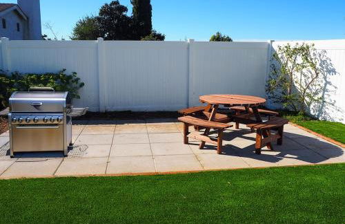 Luxury 3BR, 2BA Newly Renovated with Huge Backyard - Photo 9