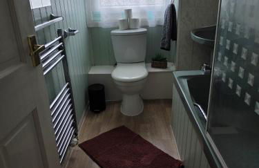 3BR House with Parking 10 Mins to Airport Sleeps 6 - Foto 11