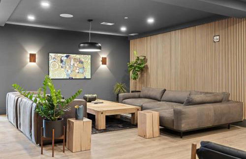 Skyline View, Pool, Gym, Balcony's, Walk to BWay! - Foto 34